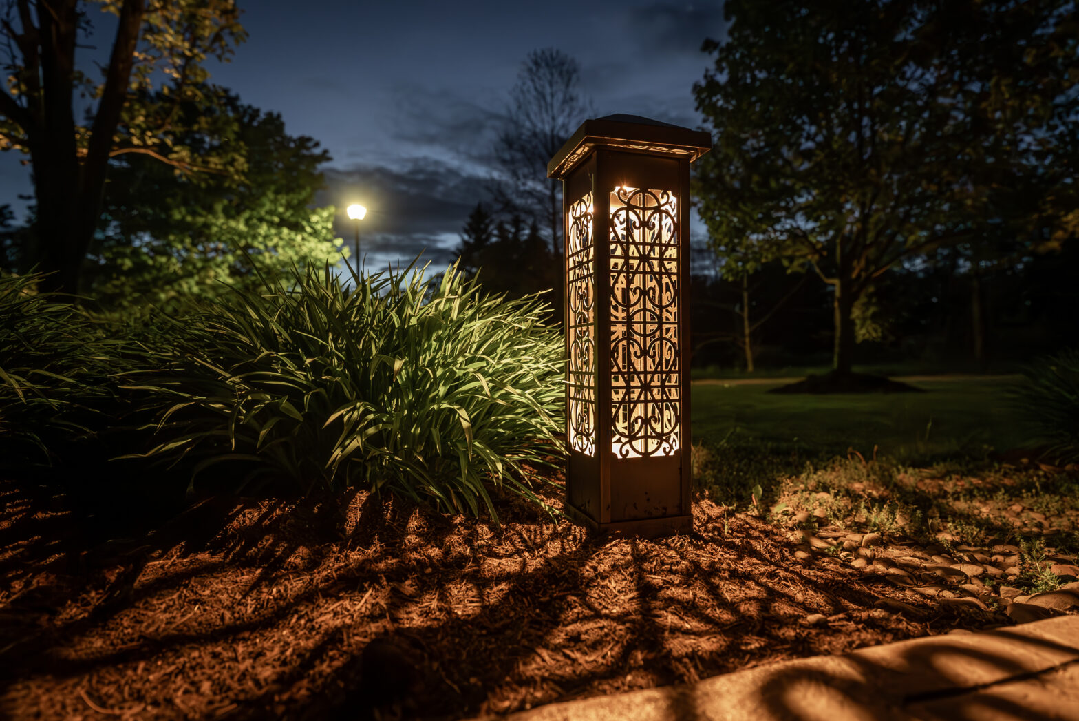 landscape lighting, path light; bollard; light shadows